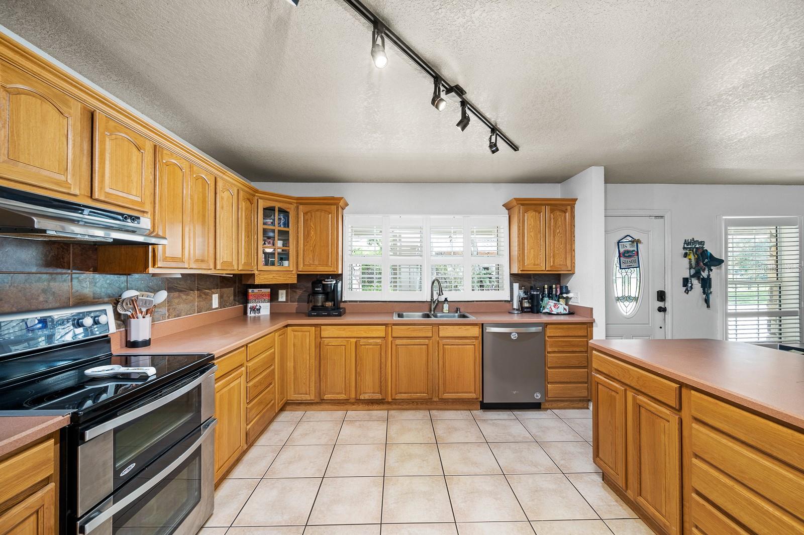 UNIVERSITY OAKS - Residential