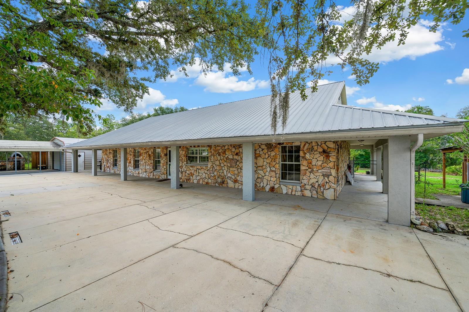 UNIVERSITY OAKS - Residential