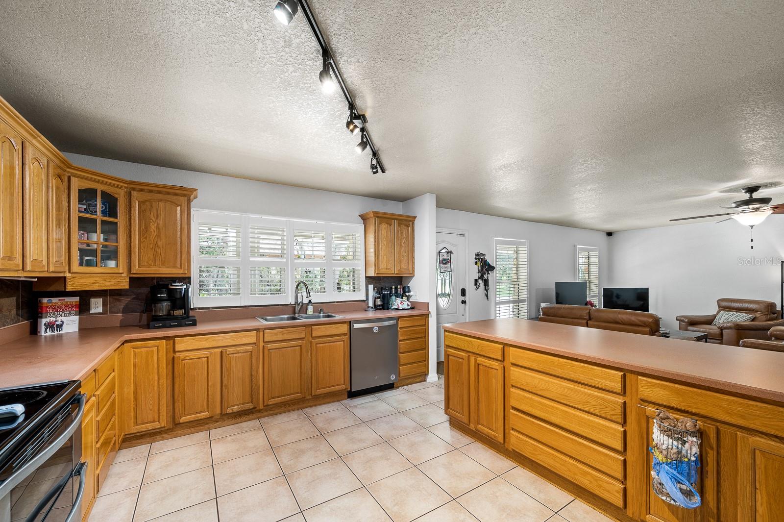 UNIVERSITY OAKS - Residential