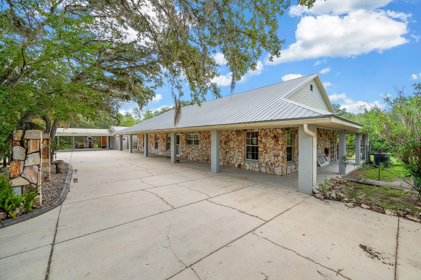 UNIVERSITY OAKS - Residential