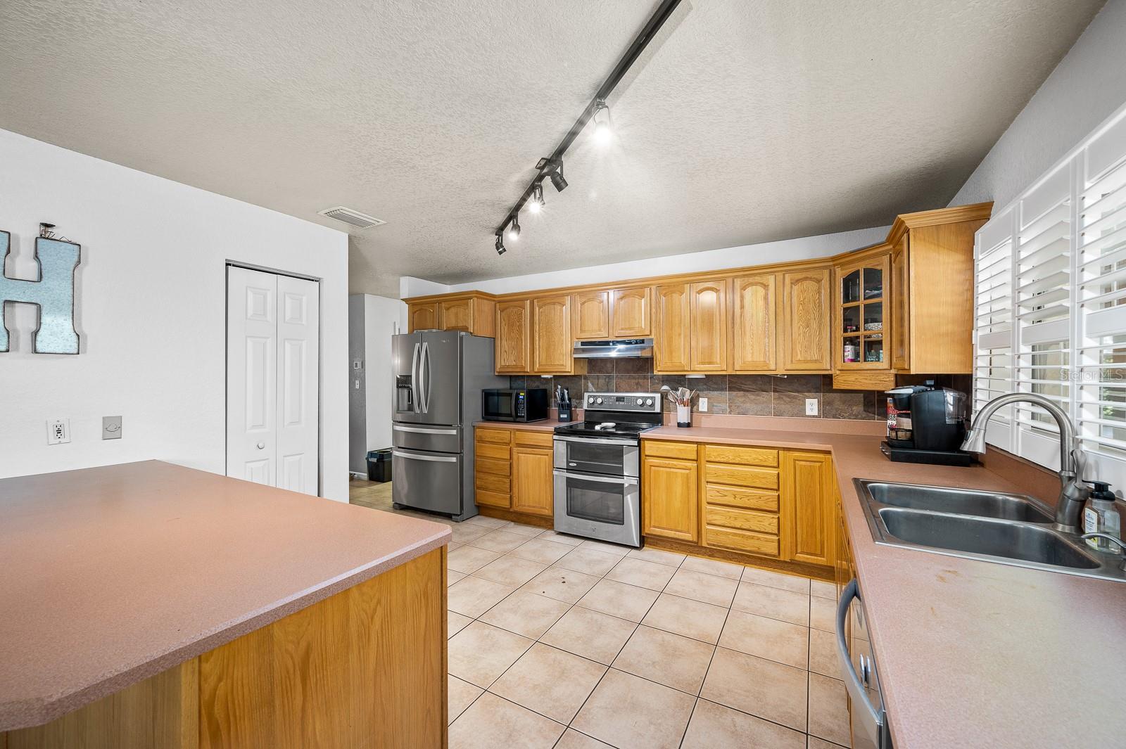 UNIVERSITY OAKS - Residential