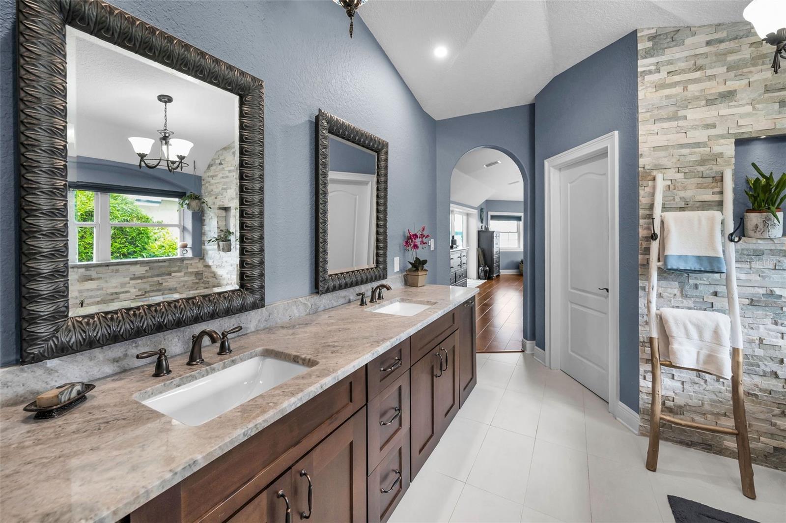 LAKE VIEW VILLAS - Residential
