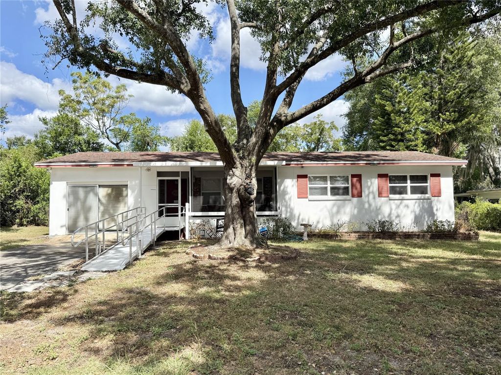 Photo of 304 Forest Park Ave, Temple Terrace, FL 33617 (MLS # TB8439364)