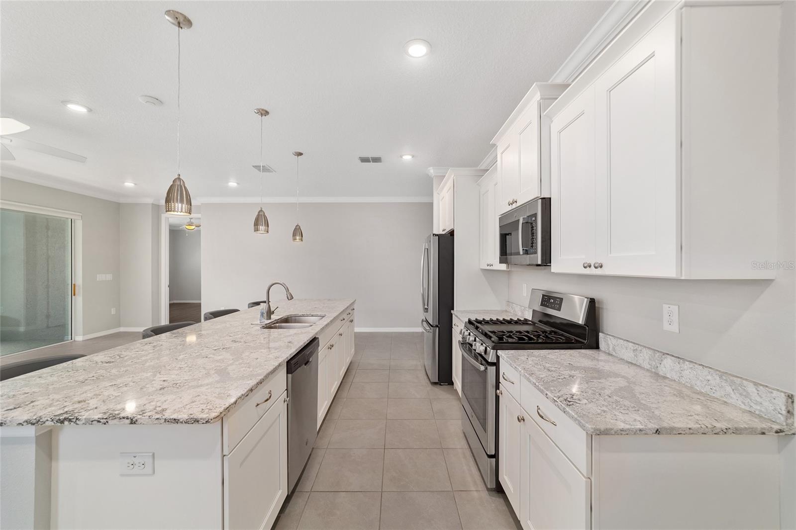 ON TOP OF THE WORLD - AVALON - Residential