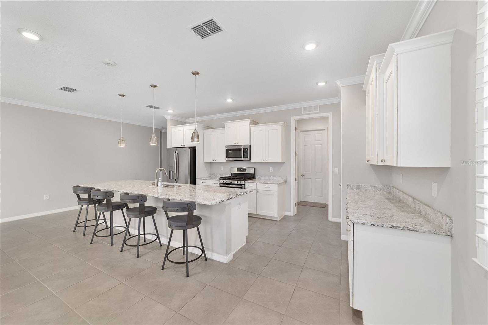 ON TOP OF THE WORLD - AVALON - Residential