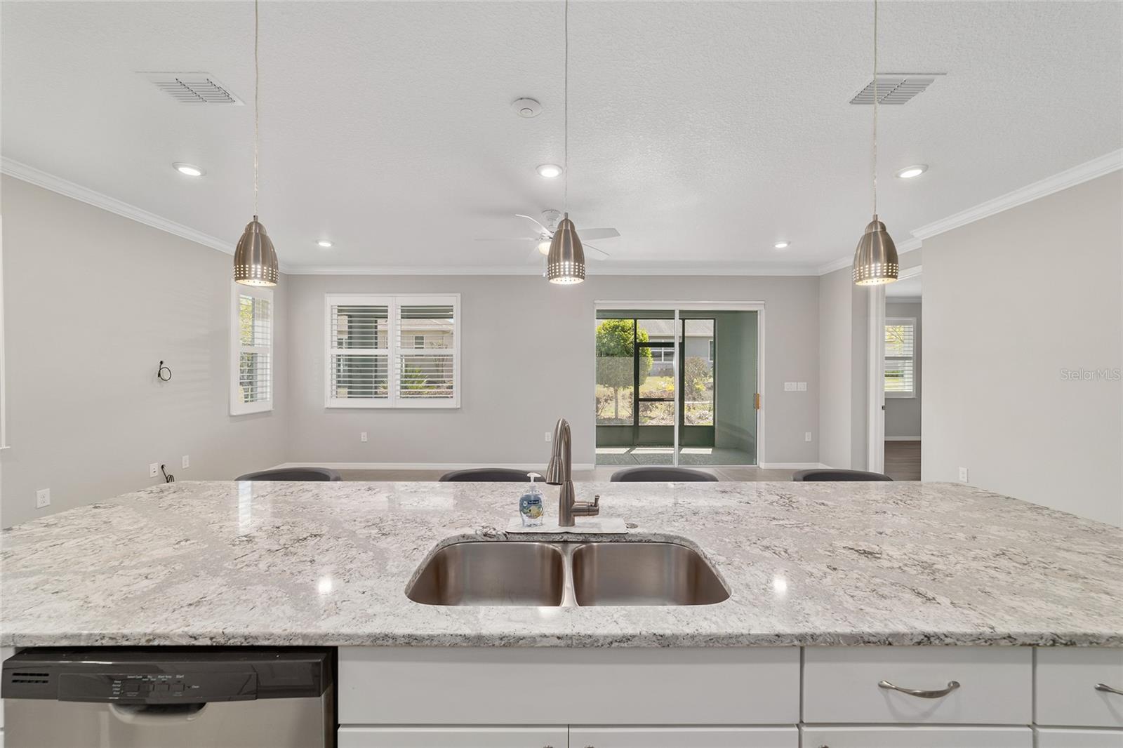 ON TOP OF THE WORLD - AVALON - Residential