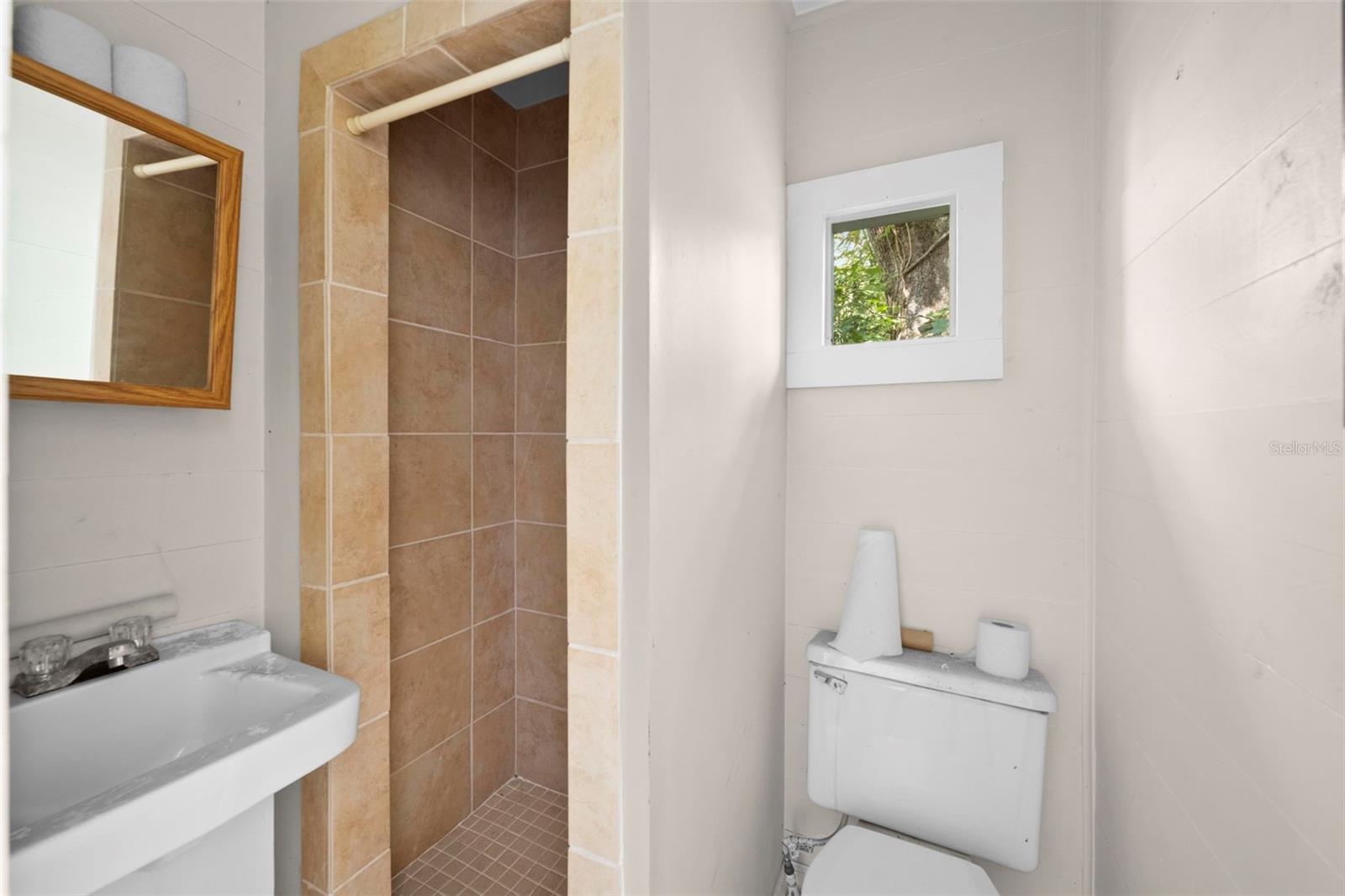 UNREC TRACTS IN 01-21S-20E - Residential