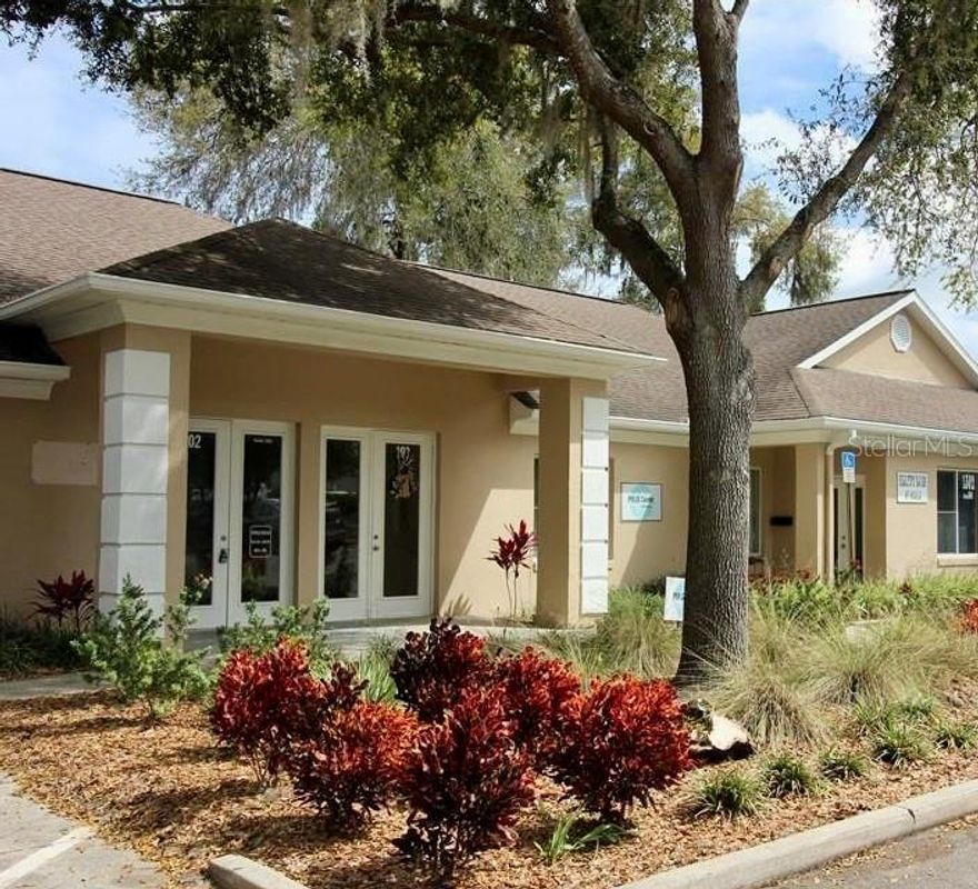 **COMMERCIAL UNIT** Office building located in Oakhurst Professional plaza (SE Ocala,) easy to navigate parking lot, well maintained, spacious open area for multiple desks plus three private offices & storage room in back.