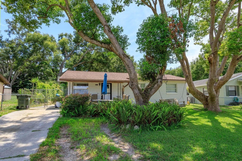 Photo of 1005 W Montrose Street, Clermont, FL 34711 (MLS # G5116386)