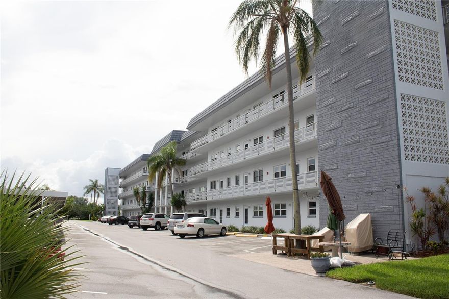 Comfortable 2 bed 2 bath Condo located directly in front of the Waterfront Town Shores Marina. Town Shores of Gulfport has 18 buildings, 4 pools, clubhouse, fitness center, game rooms, shuffleboard, bocce, Kayak Storage, Town Shores Marina with fishing dock and kayak launch. Steps to Gulfport Beach, Shops, Restaurants, Library, Live Theater at the Catherine Hickman Center. Gulfport Senior Center is a very active site for all Senior activities, fitness center and classes for Seniors to take advantage of. Come and enjoy the wonderful community living in Town Shores.