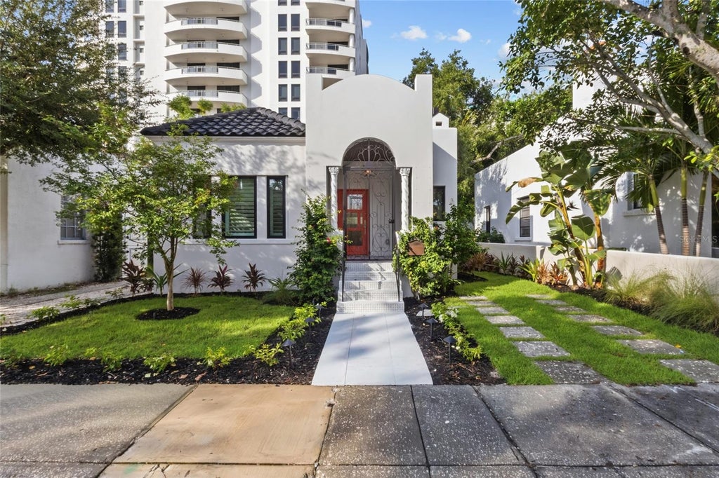 Photo of 410 Burns Court, Sarasota, FL 34236 (MLS # A4710704)