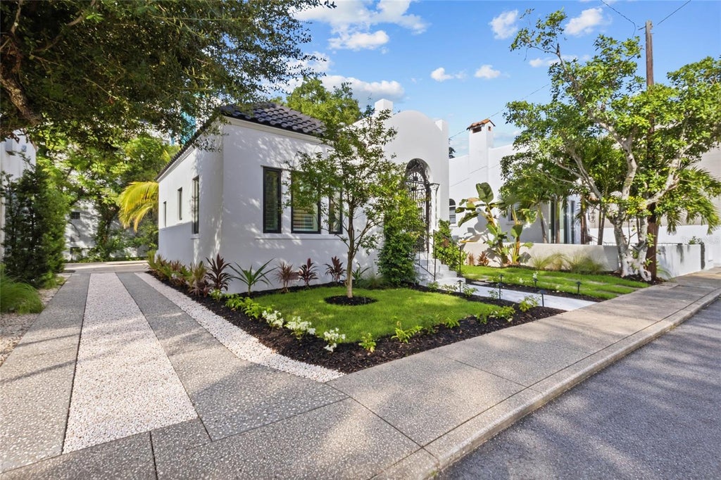 Photo of 410 Burns Court, Sarasota, FL 34236 (MLS # A4710704)