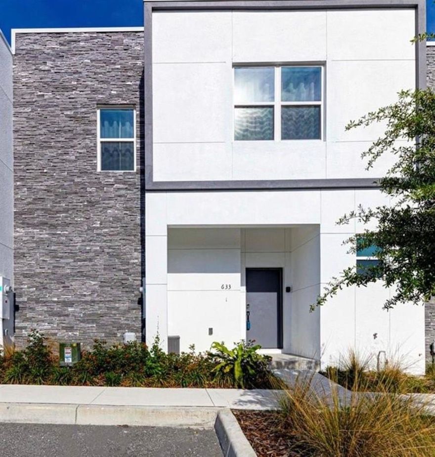 Beautiful two-story semi-detached house with 5 bedrooms and 4 bathrooms, offering comfort, space, and a private pool.
The social area features a living room integrated with the dining room, creating a spacious and cozy environment. In the living room, sliding doors provide direct access to the outdoor area, where the pool is located — ideal for moments of leisure and relaxation.

The kitchen is functional and well-equipped, with all the necessary appliances and a breakfast bar, perfect for everyday use.

The master bedroom is located on the ground floor, ensuring more privacy and convenience, while the other bedrooms are on the upper floor.

Located in the exclusive Azur Resort, the residence offers excellent infrastructure, with walkways and an environment designed for quality of life. Just minutes from Disney World, Universal Studios, as well as restaurants, shops, and supermarkets.

A house that combines comfort, practicality, and an excellent location in the heart of Central Florida — ideal for those seeking to live well or enjoy a special stay.