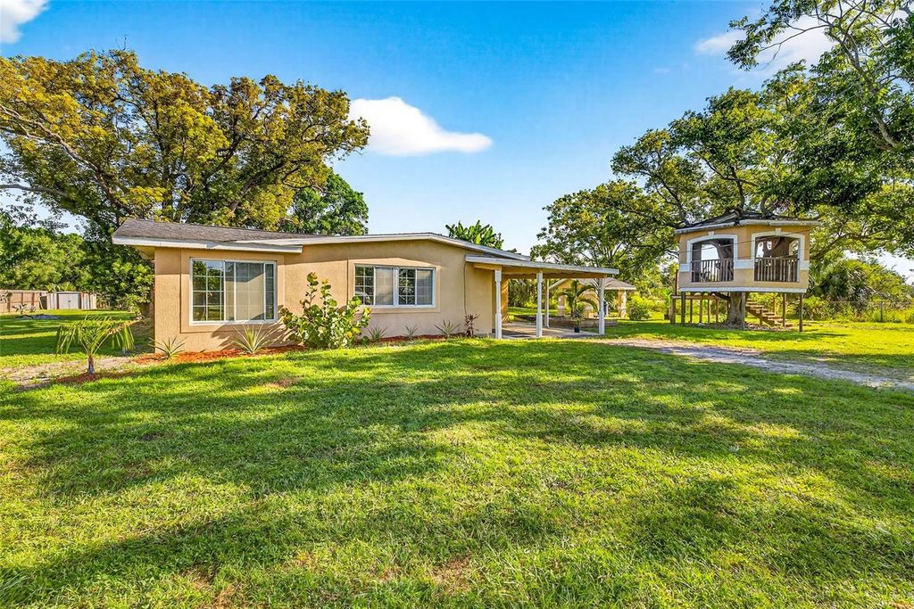Photo of 2803 Gulf City Road, Ruskin, FL 33570 (MLS # TB8428607)