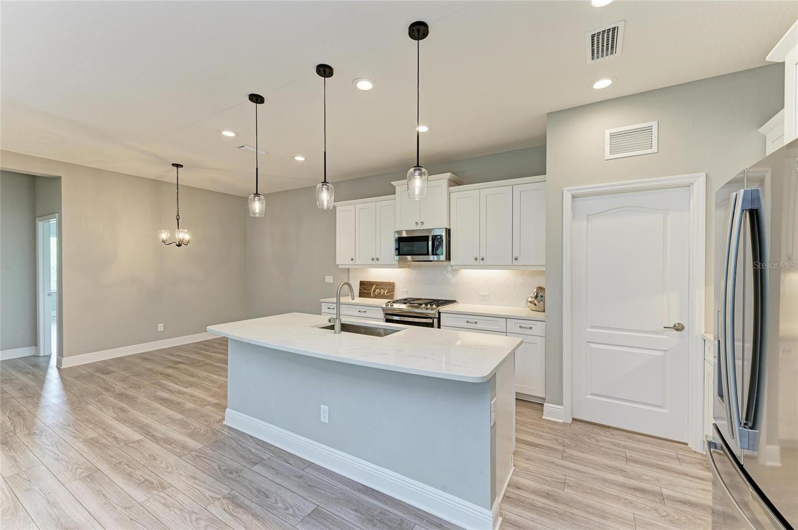 2802 BUTTERFLY JASMINE TRAIL