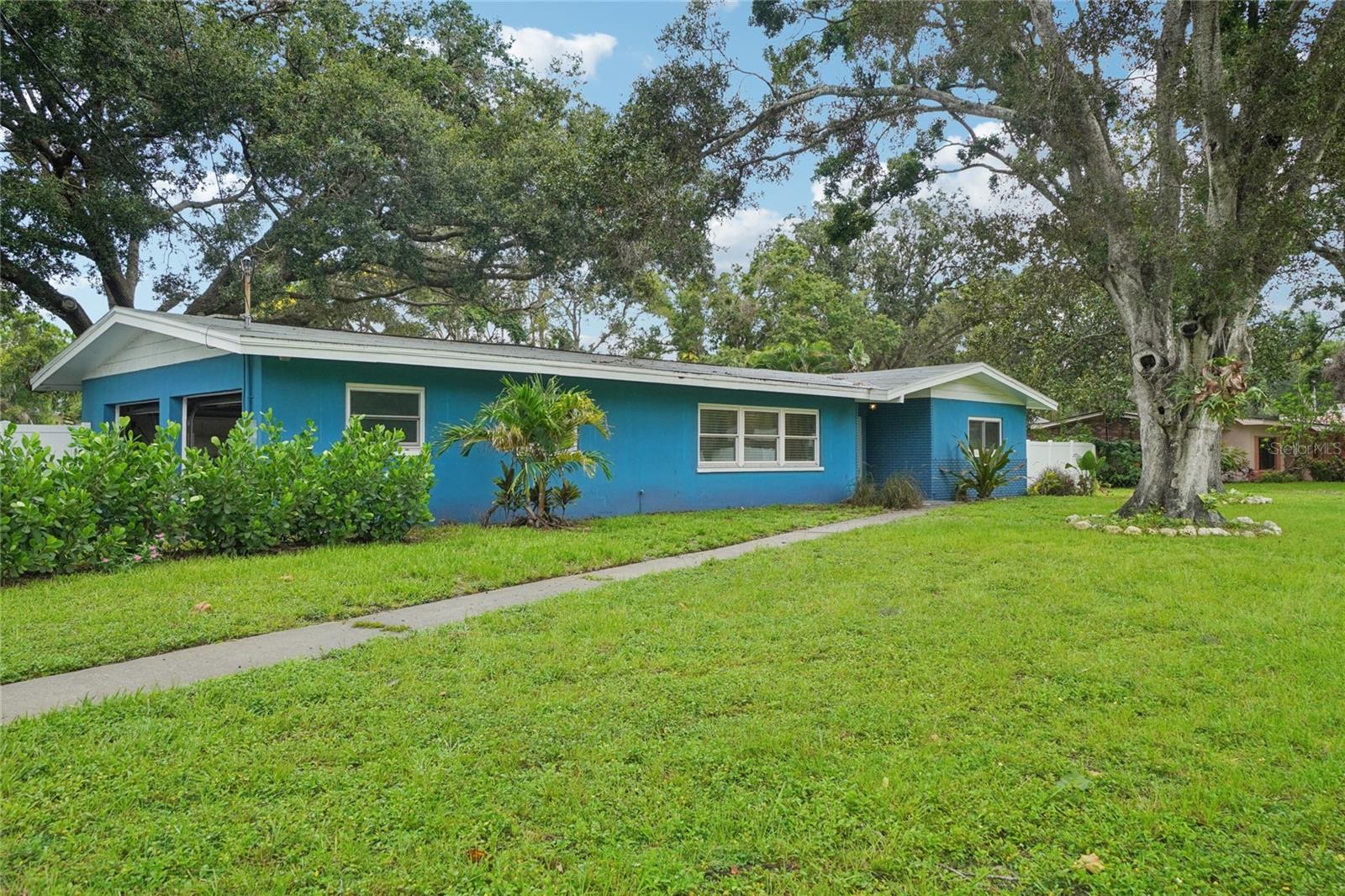1712 ROBIN HOOD LANE