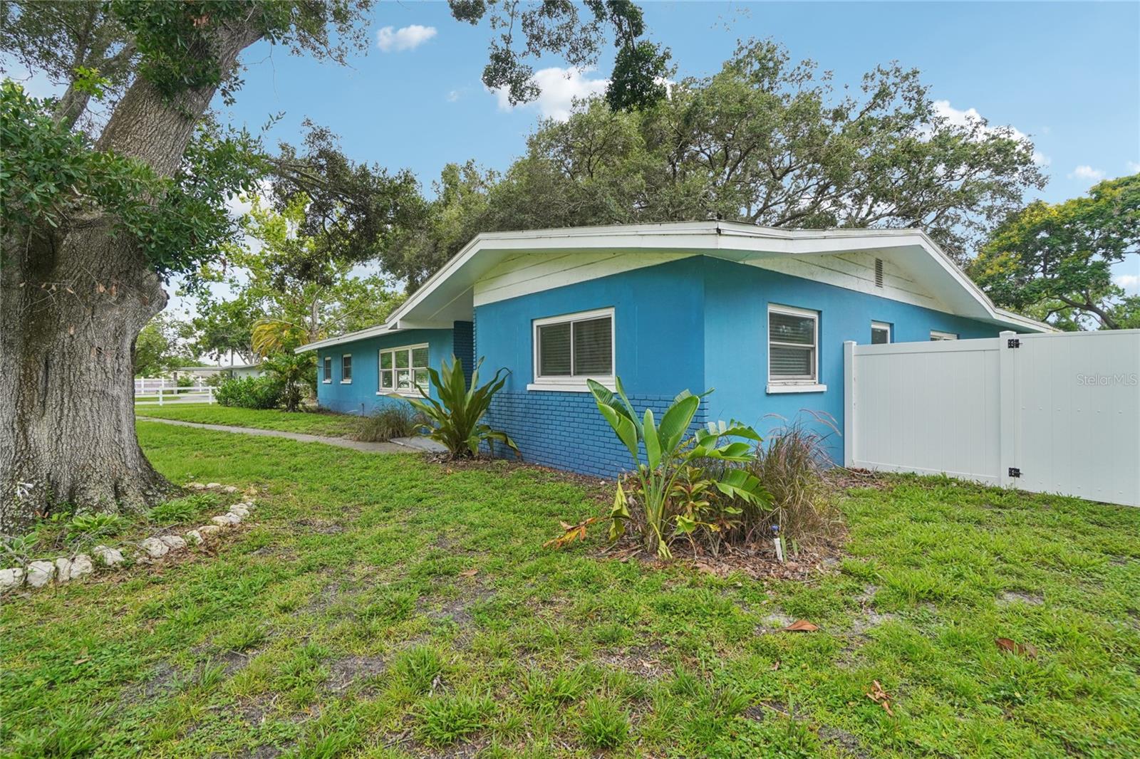1712 ROBIN HOOD LANE