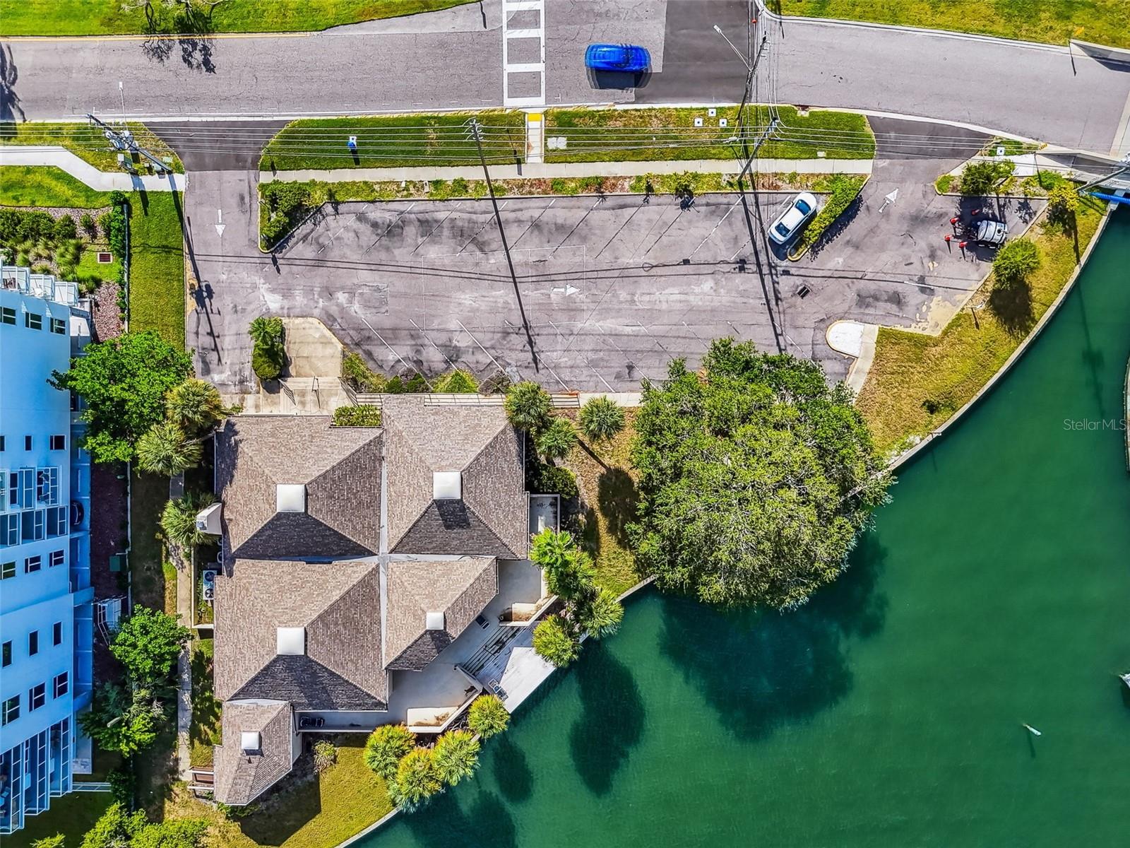 425 ISLAND WAY