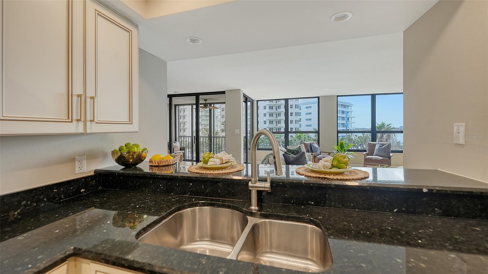 SUNSET TOWERS - Residential