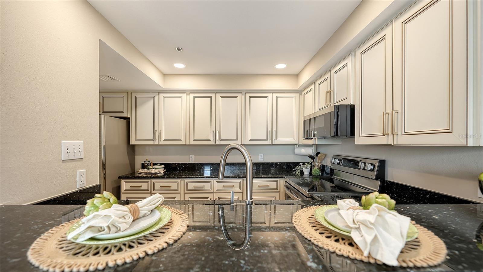 SUNSET TOWERS - Residential