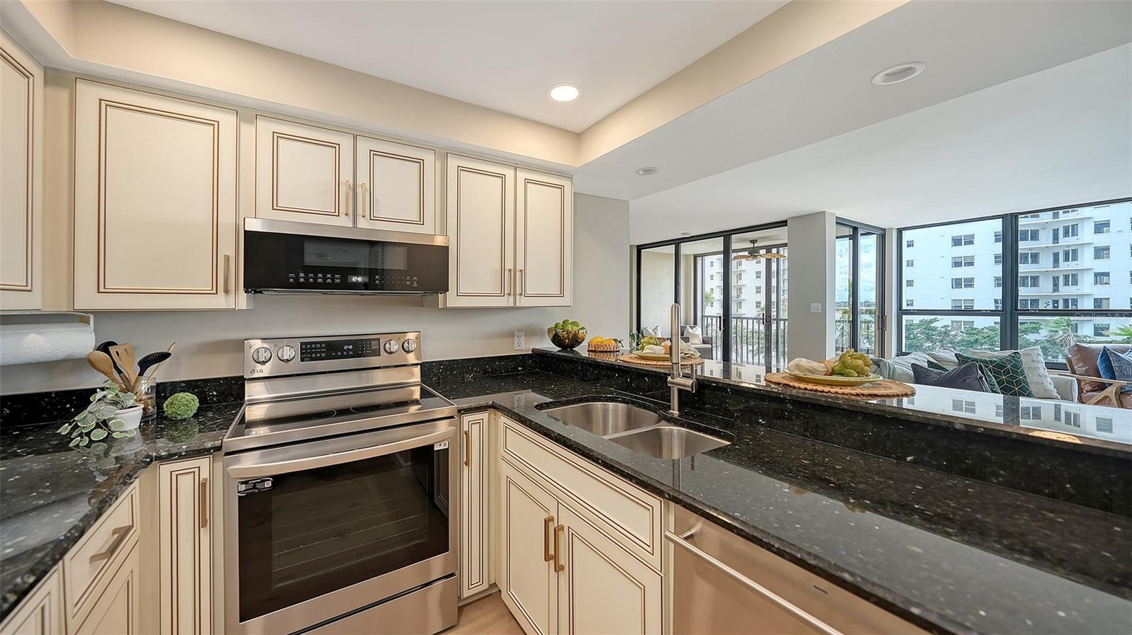SUNSET TOWERS - Residential