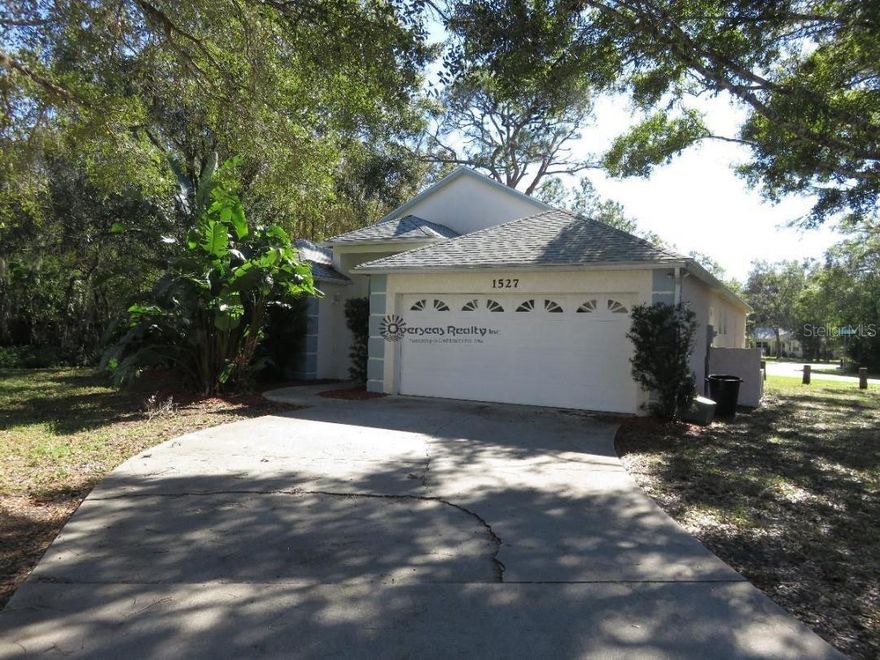The spacious 3/2 has fully fenced yard and the end of a quiet cul de sac right in the middle of town. Close to shopping and beaches. This split plan has high ceilings and eat in kitchen. Fully fenced backyard close to schools. Pet friendly with refundable pet deposits.