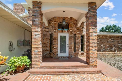 A home in WINTER HAVEN