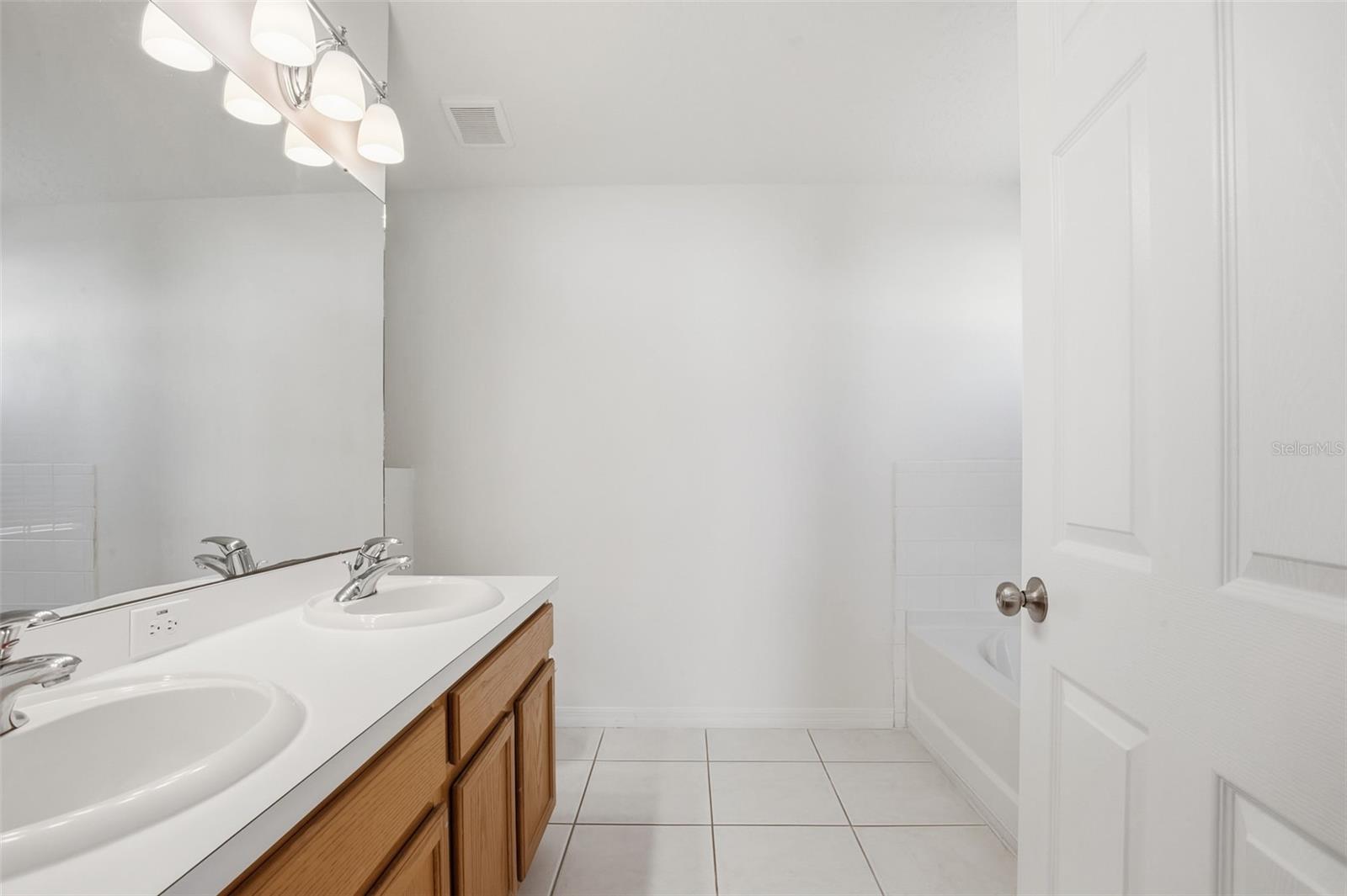 WELLINGTON NORTH AT BAY PARK - Residential