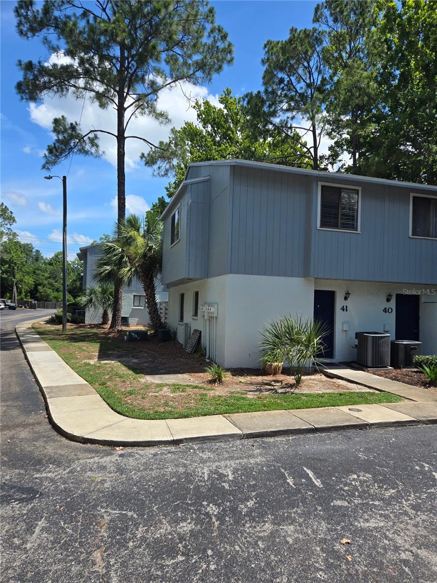 3BR/2BA townhome located in Foxmoor near the University of Florida and Butler Plaza
Great location close to shopping at Butler Plaza and across from the west entrance of the University of Florida near the UF Hilton.
3-bedroom/2-bathroom townhome located in the quiet community of Foxmoor. All three very large bedrooms upstairs with a full bathroom. Full bathroom downstairs. Kitchen has beautiful granite counters overlooking the large living area.
Sliding glass doors lead to private fenced-in back area.
Walking distance to the University of Florida, shopping. and restaurants.
Pets allowed on a case-by-case basis