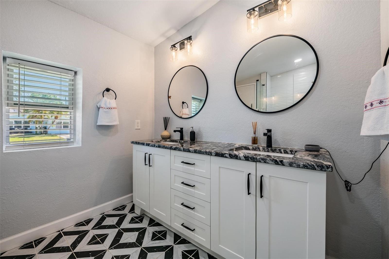 SHOREACRES CENTER BLK 5, LOT 16 - Residential