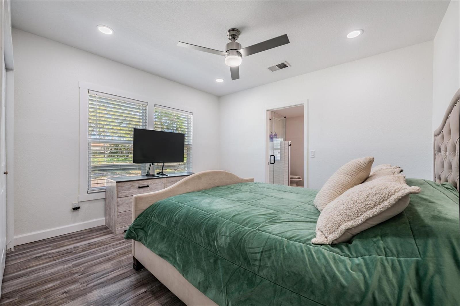 SHOREACRES CENTER BLK 5, LOT 16 - Residential