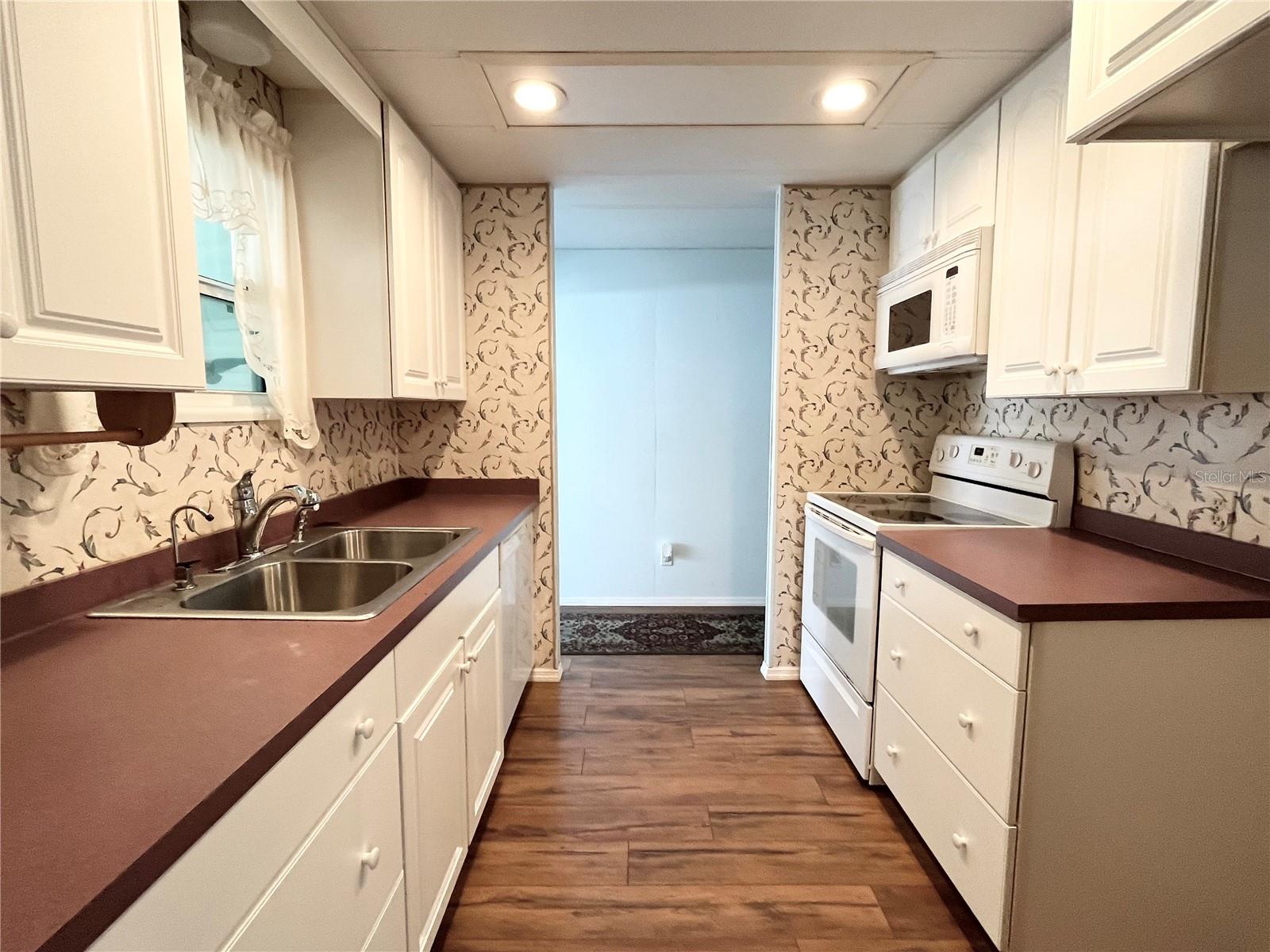 OAKWOOD MANOR - Residential