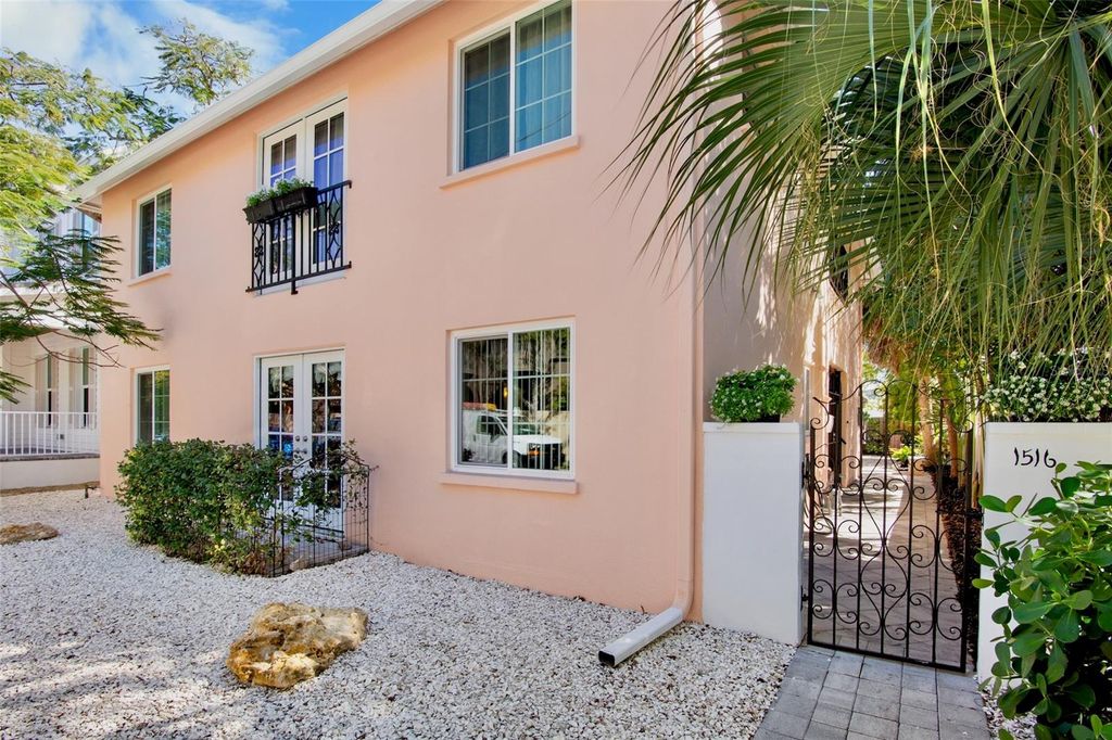 Photo of 1516 Oak Street, Sarasota, FL 34236 (MLS # A4680208)