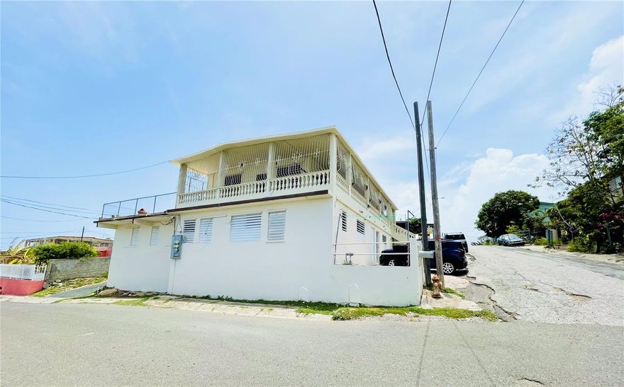 One or more photo(s) has been virtually staged. Exceptional investment opportunity in Ponce, Puerto Rico, featuring a unique property that includes four spacious apartments with 2 bedrooms and 1 bathroom each, along with a separate residence offering 3 bedrooms and 1 bathroom. All units are equipped with individual water and electricity meters, providing greater efficiency and control for rental income. Ideally located just steps away from hospitals, medical offices, laboratories, universities, and shopping centers, this property ensures strong rental demand due to its prime location and convenient access to essential services. Adding to its appeal, the property offers a stunning view of the beaches of Ponce, making it an ideal investment for generating consistent rental income or for future development projects.