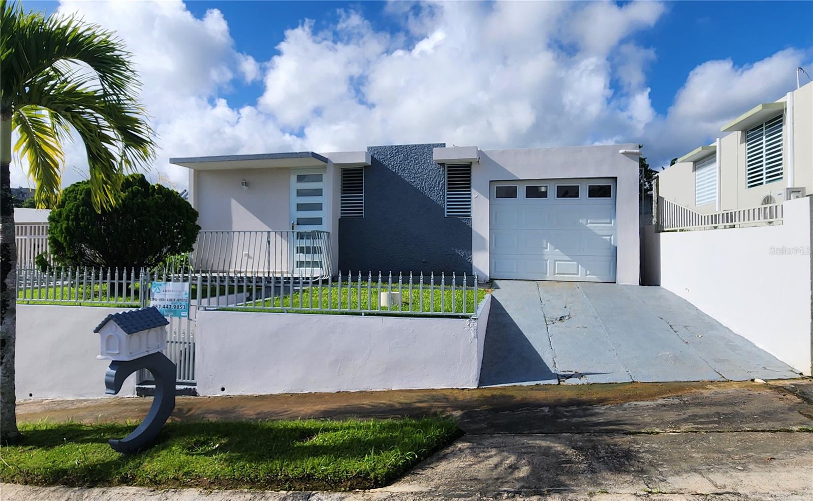 Move-in-ready property with an excellent location in Corozal. This residence features three bedrooms, one bathroom, a kitchen, living room, dining room, extended car garage, storage and open terrace area. The property has been completely repainted, has a ceiling treatment, new doors, new closet doors, a new bathroom vanity, a new electric heater, and a new garage door opener. It is move-in ready. The sale price is not subject to appraisal and does not qualify for housing assistance.