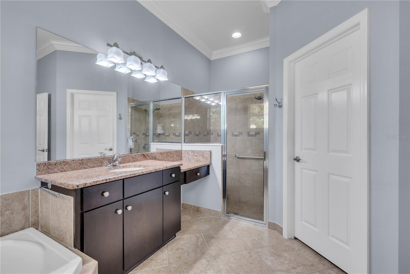 VALENCIA LAKES - Residential