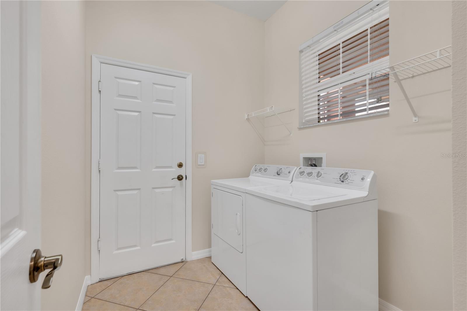 VALENCIA LAKES - Residential