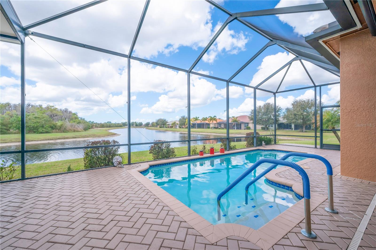 VALENCIA LAKES - Residential