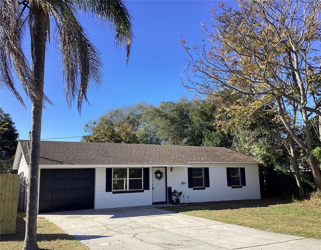 Photo of 607 Ridge Place, Tavares, FL 32778 (MLS # G5104611)