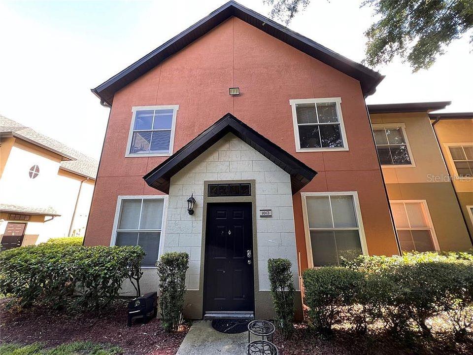 Welcome to The Fountains at MetroWest! This spacious 3-bedroom, 2-bath condo offers comfort and convenience in one of Orlando's most desirable gated communities. Located on the second floor, the unit features a split floor plan, open living and dining area, and a private balcony perfect for relaxing. The kitchen includes ample cabinetry and a breakfast bar. All three bedrooms are bright and comfortable, each with its own closet. The community offers access to a clubhouse, swimming pool, fitness center, tennis courts, and well-maintained grounds. Conveniently located just minutes from Valencia College, Universal Studios, I-4, and the 408 Expressway — with shopping, dining, and schools nearby.
Don’t wait — this opportunity won’t last long!