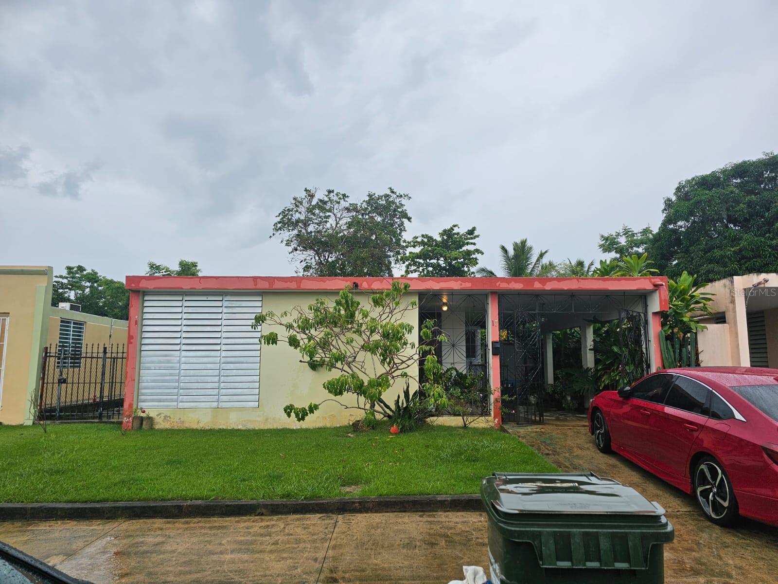 HOUSE FOR SALE IN URB. SAN JOSÉ – MAYAGÜEZ
Your new home is waiting for you!
Location: Urbanización San José, Mayagüez, PR
comfortable bedrooms
1 full bathroom
Driveway/parking space
Spacious yard (perfect for family gatherings or gardening)
Living room, dining area, and kitchen with a great layout
Utilities (water and electricity) up to date
Area has good signal and internet availability
Close to supermarkets, pharmacies, schools, and main roads
Move-in ready