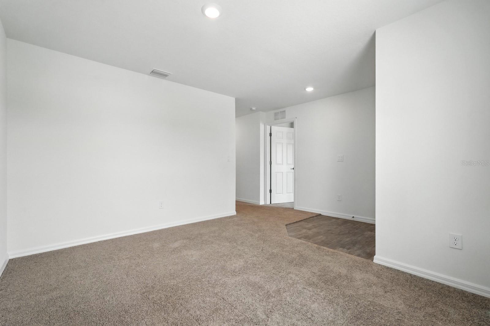 17 ROXBURY LANE