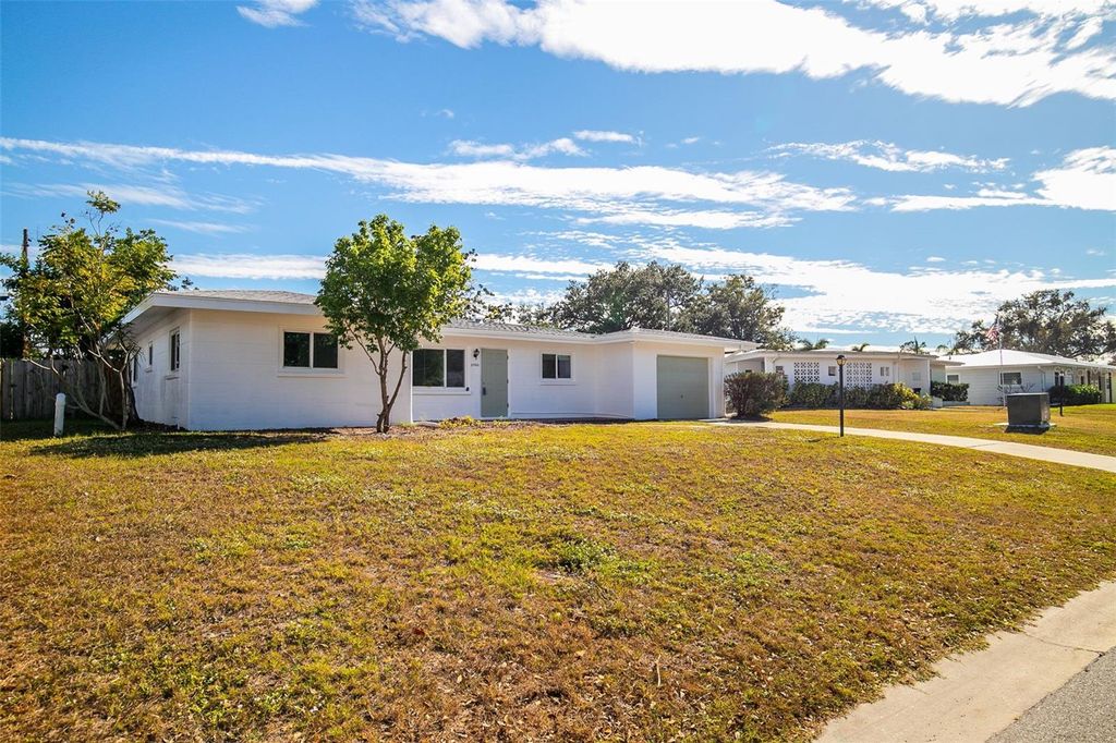 Photo of 2560 Tulip Street, Sarasota, FL 34239 (MLS # A4668326)