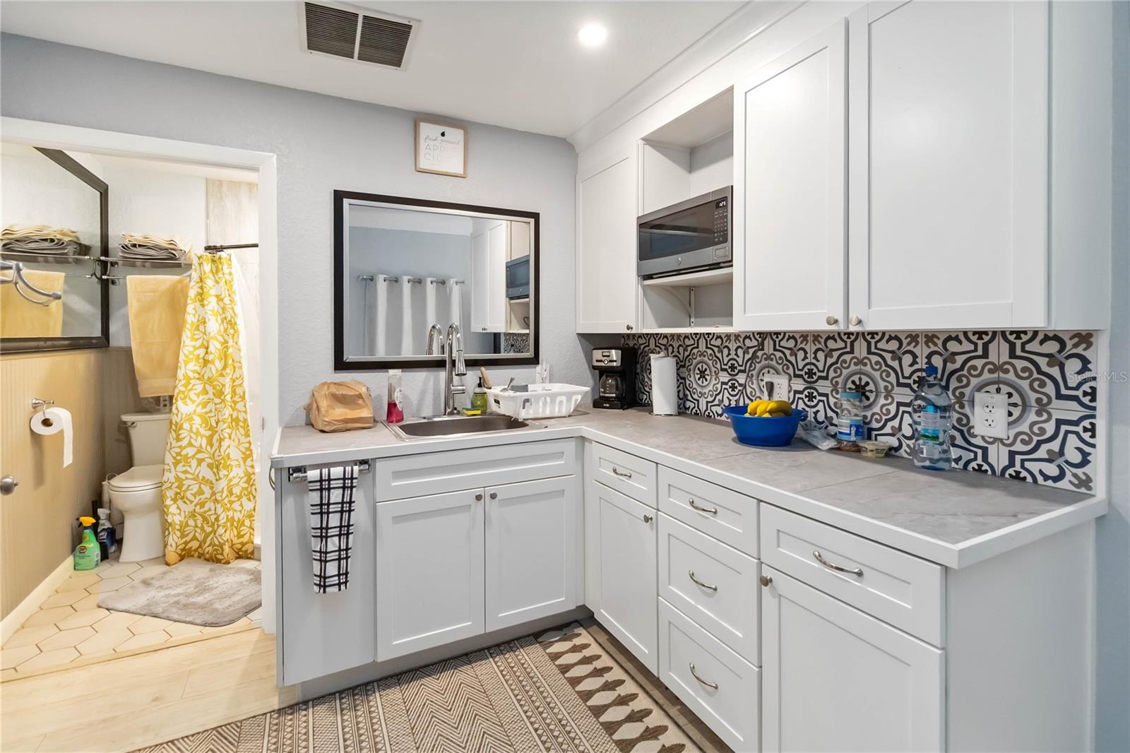 COUNTRY CLUB CIRCLE - Residential