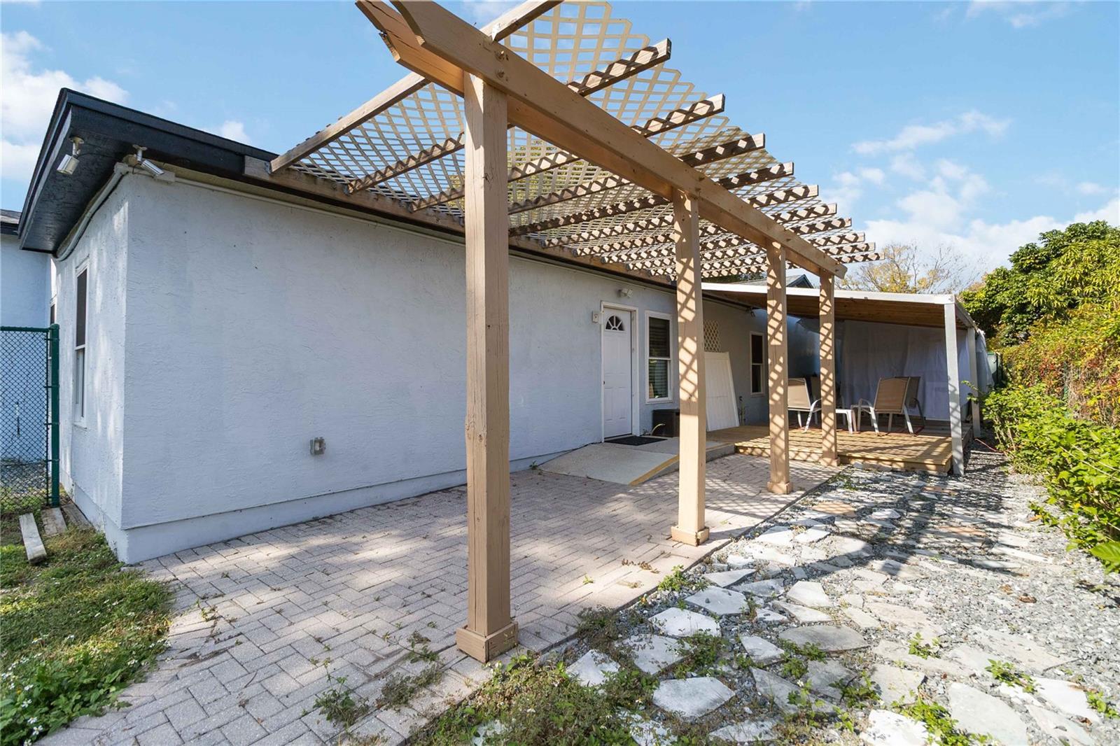 COUNTRY CLUB CIRCLE - Residential