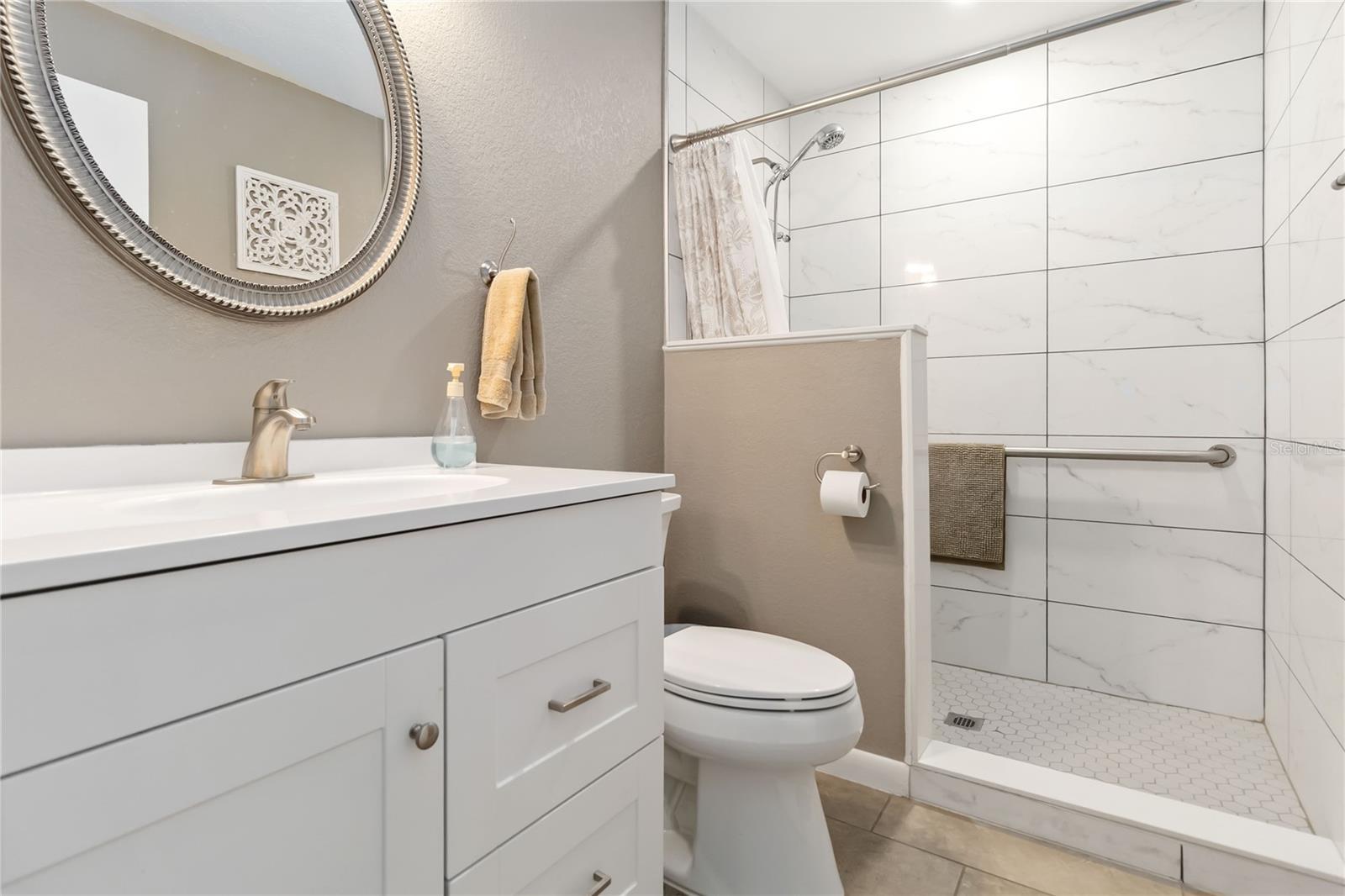 COUNTRY CLUB CIRCLE - Residential