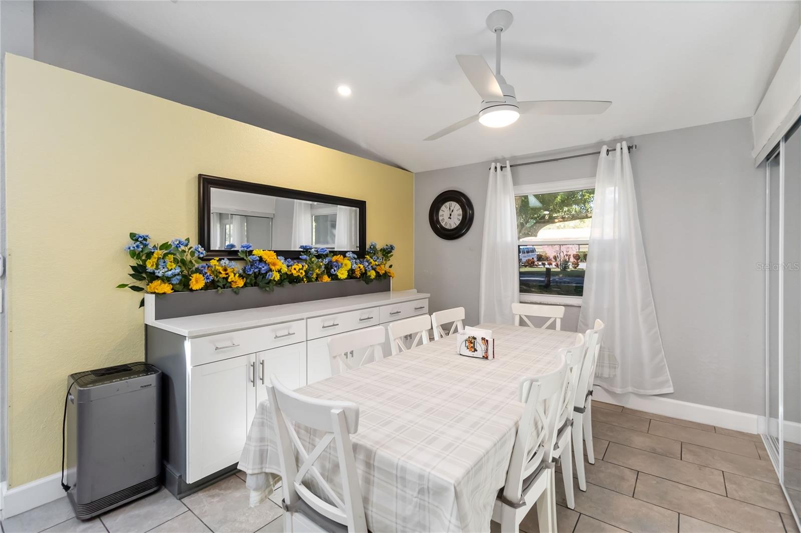 COUNTRY CLUB CIRCLE - Residential