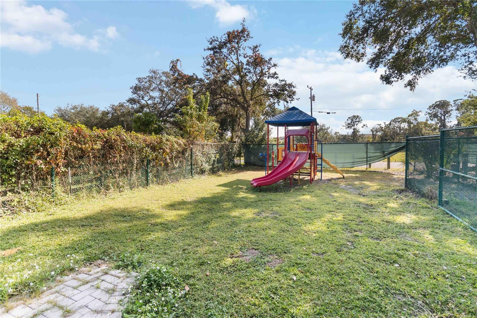 COUNTRY CLUB CIRCLE - Residential