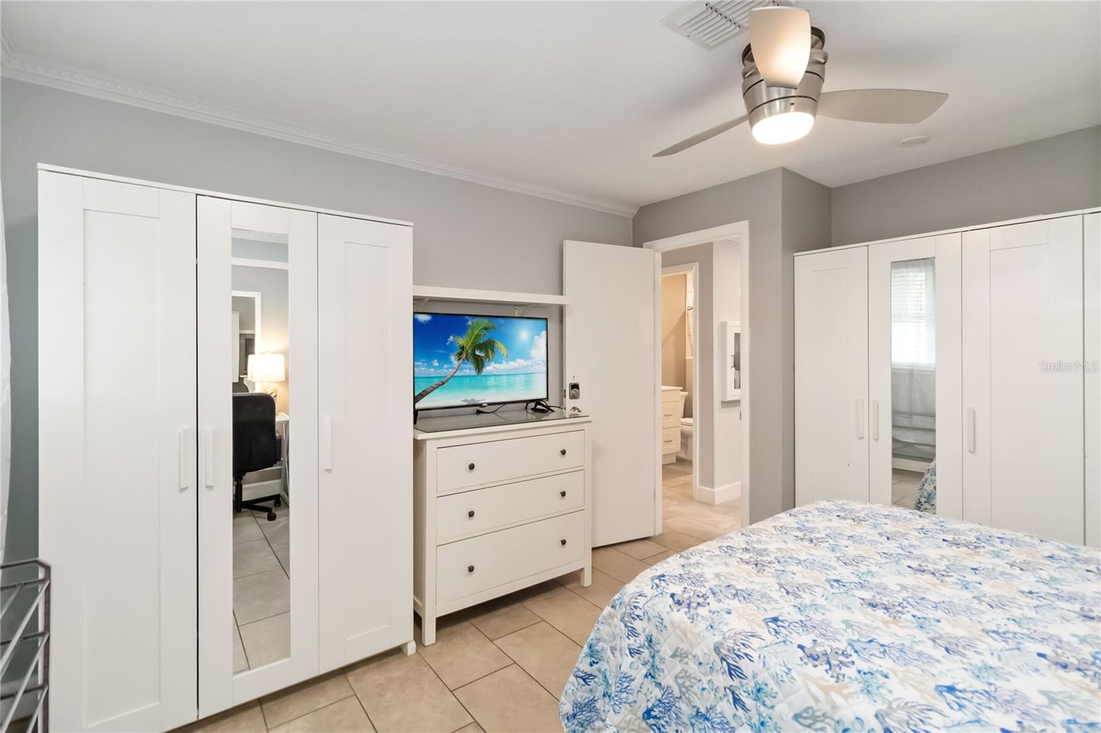 COUNTRY CLUB CIRCLE - Residential