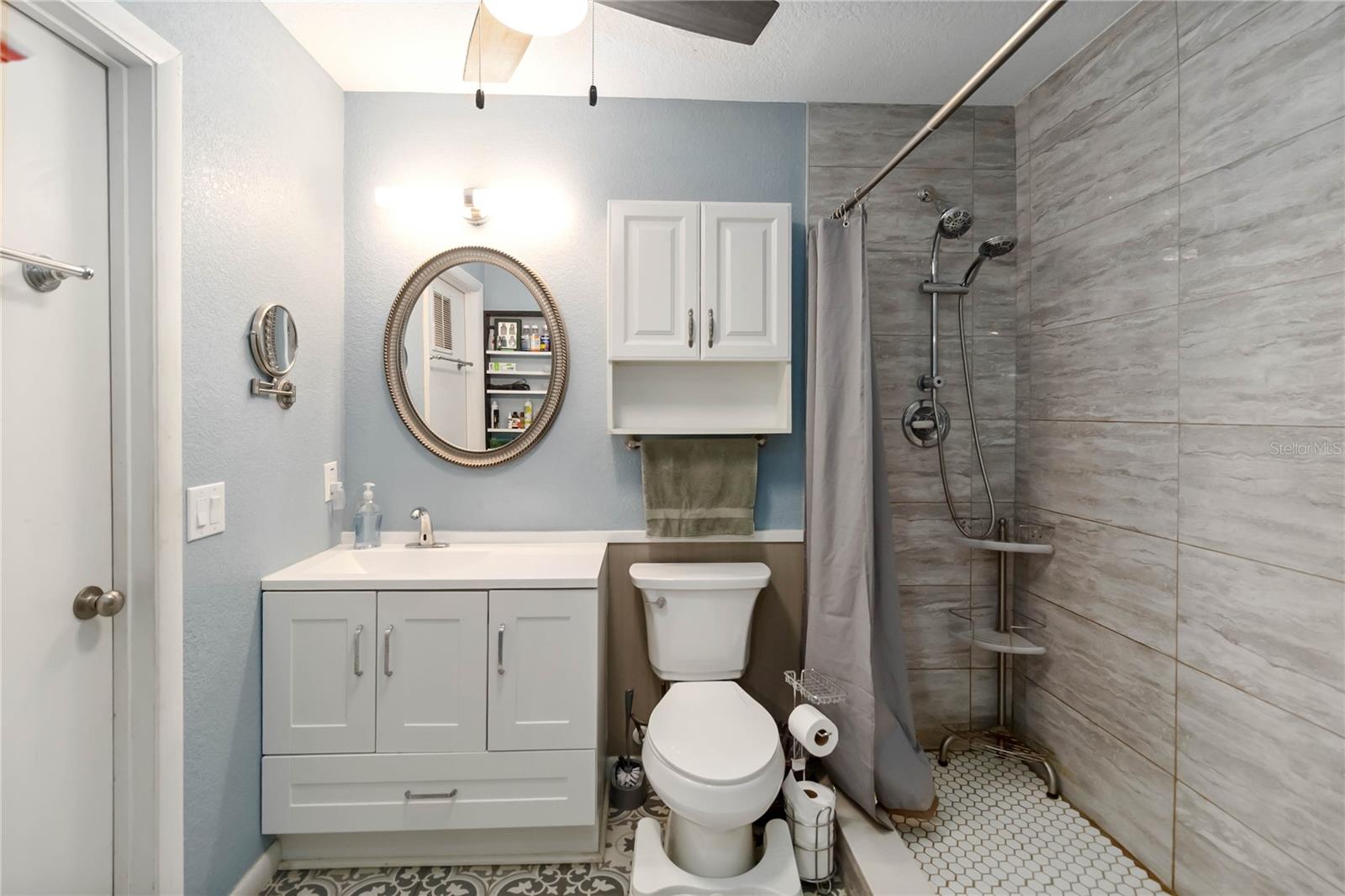 COUNTRY CLUB CIRCLE - Residential